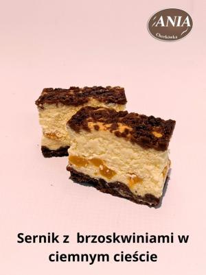 Sernik-z-brzoskwiniami-w-ciemnym-ciecie